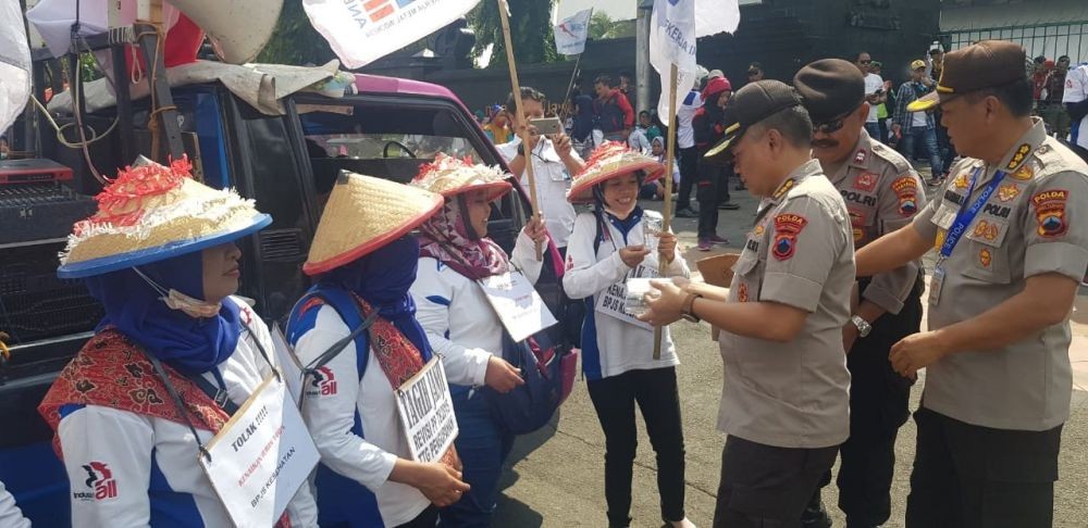 Demo Buruh Semarang Demonstran dan Polisi Joged Lagu 'Salah Apa Aku'