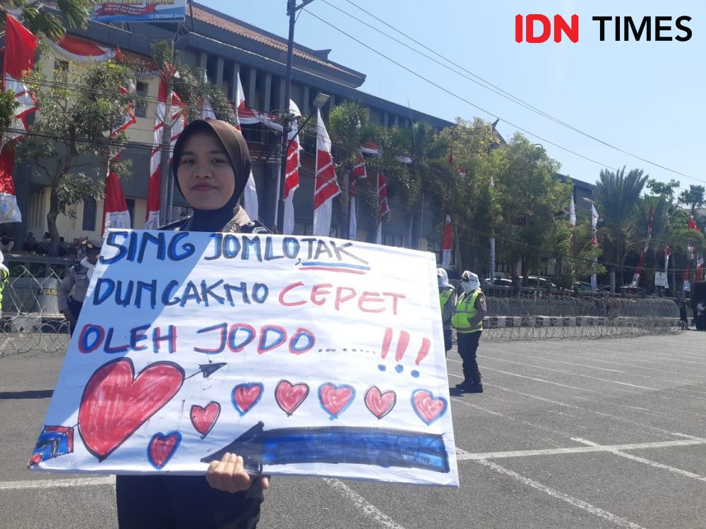 Gak Mau Kalah! 6 Potret Poster Unik ala Polwan Surabaya di Demo Buruh