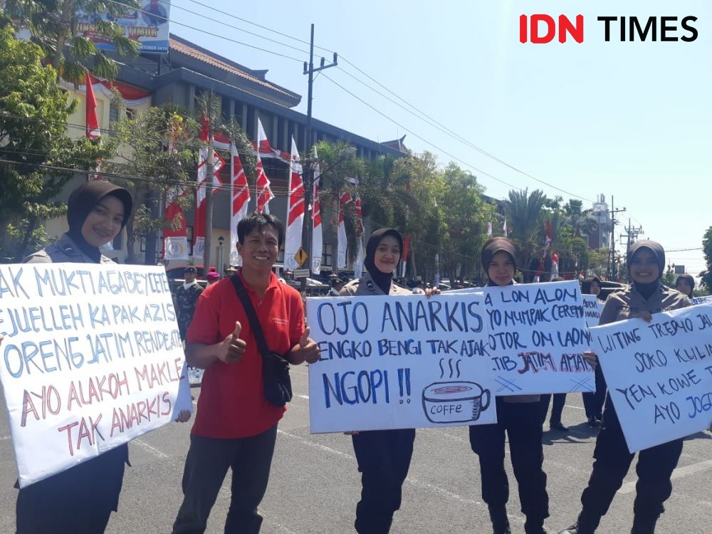 Gak Mau Kalah! 6 Potret Poster Unik ala Polwan Surabaya di Demo Buruh
