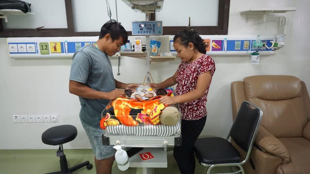 Ayah Bayi Kembar Siam asal Buleleng Jual Canang untuk Mencukupi Hidup