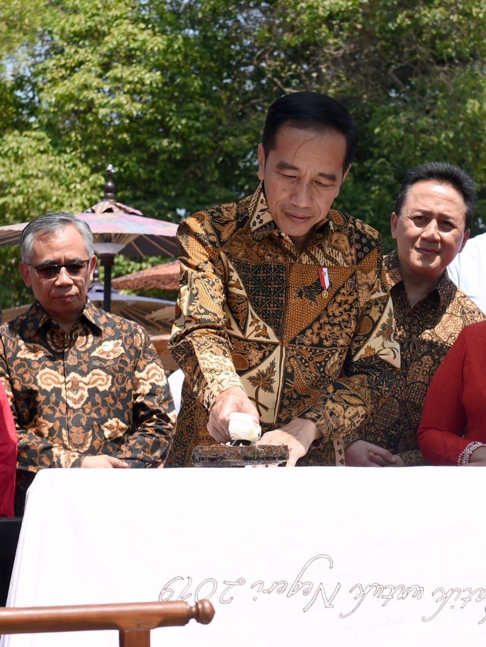 [FOTO] Makna Batik Motif Tambal Pamiluto Jokowi, Diyakini Menolak Bala
