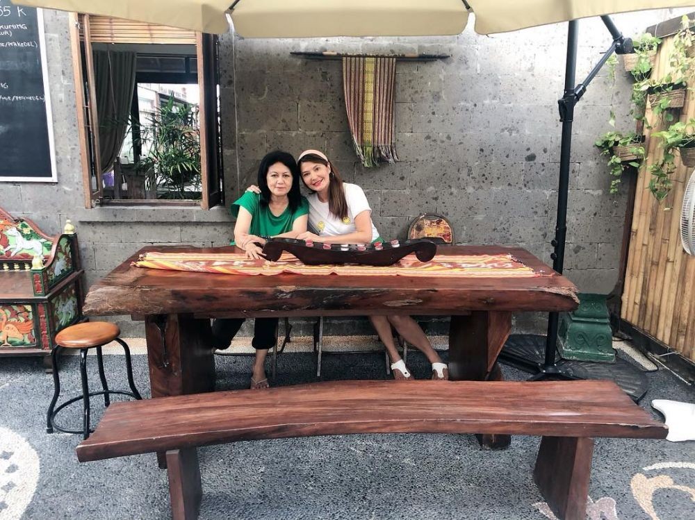 Sama Manisnya! Ini Potret Kebersamaan Tamara Bleszynski & Sang Ibu