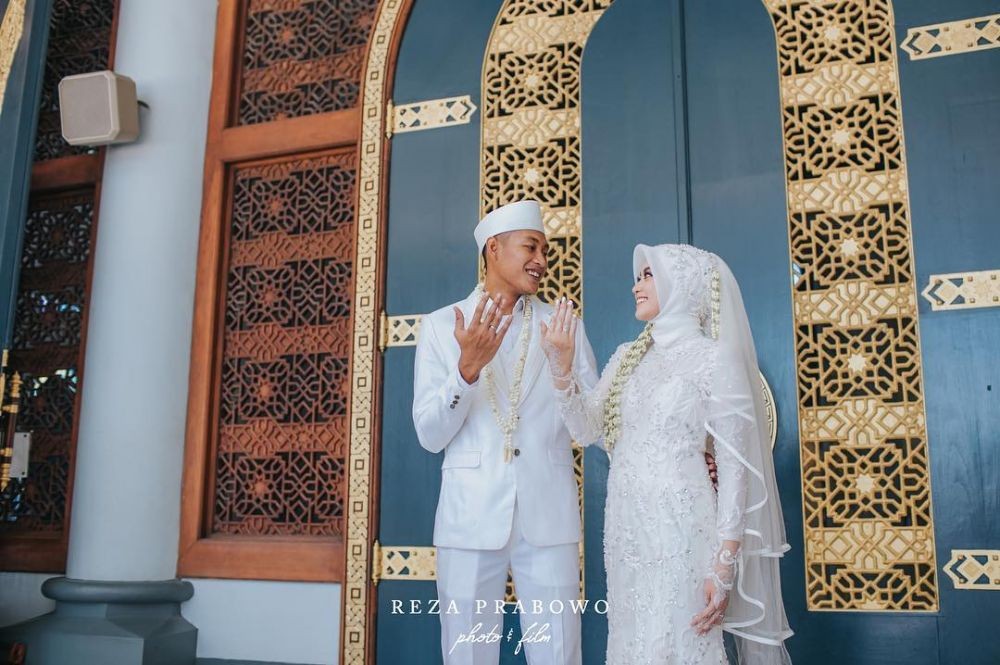 Jarang Diumbar, 9 Potret Kemesraan Hansamu Yama & Istri yang Manis