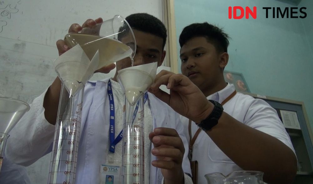 Kreatif! Siswa SMP Ubah Kulit Durian Jadi Hand Sanitizer 