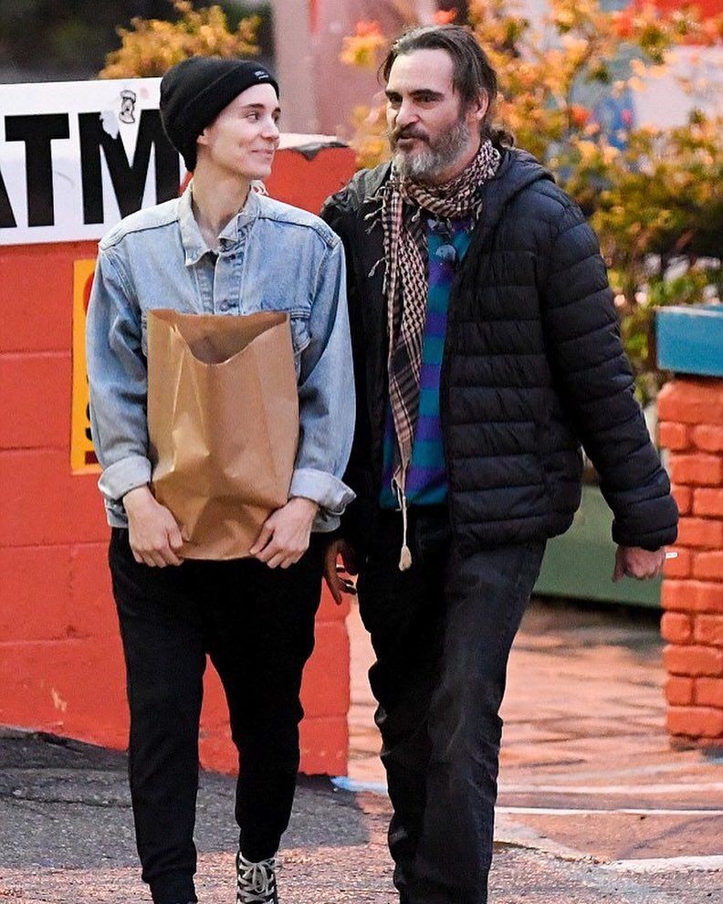 Gaya Joaquin Phoenix dan Rooney Mara, Ini 10 Potret Romantisnya