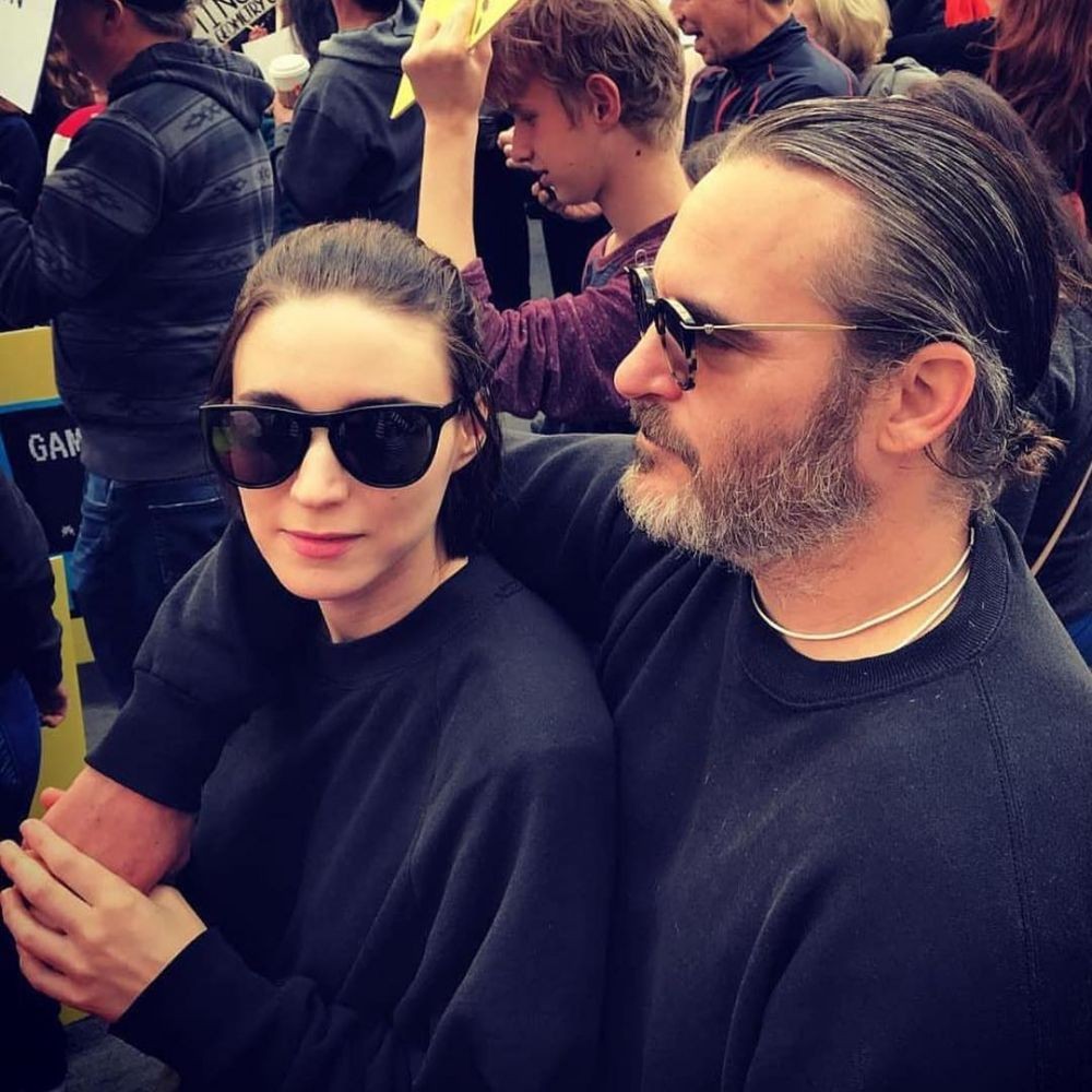 Gaya Joaquin Phoenix dan Rooney Mara, Ini 10 Potret Romantisnya