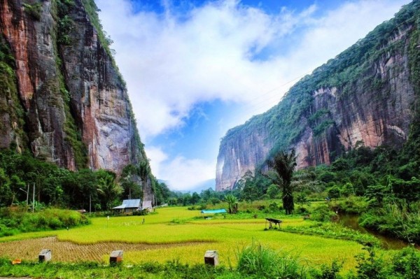 10 Lembah Terindah di Indonesia yang Bikin Kamu Enggan Pulang