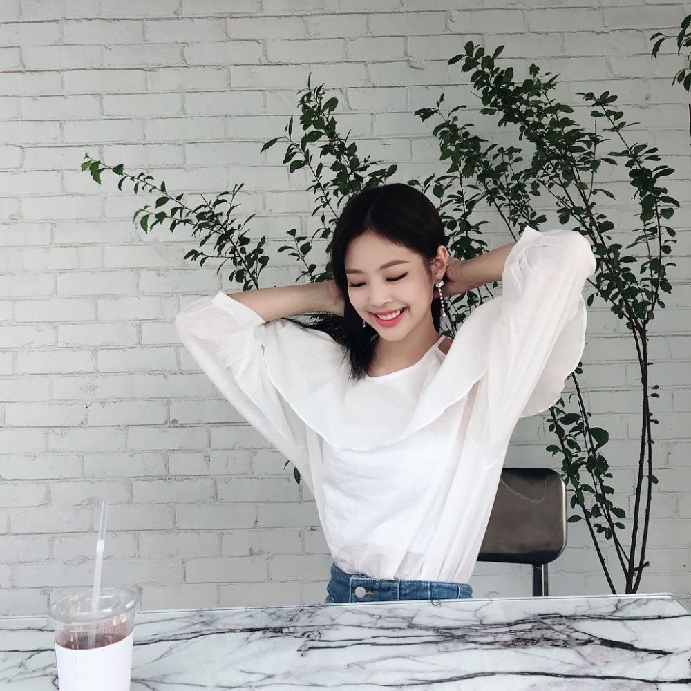 9 Ide Pose ala Jennie BLACKPINK Biar Gaya Kamu Kian Instagramable