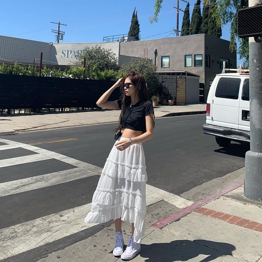 9 Ide Pose ala Jennie BLACKPINK Biar Gaya Kamu Kian Instagramable