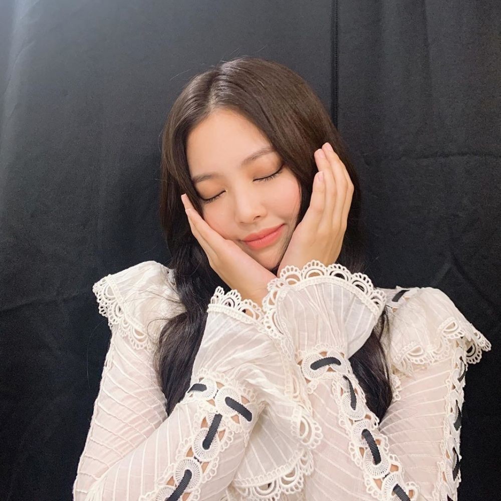 9 Ide Pose ala Jennie BLACKPINK Biar Gaya Kamu Kian Instagramable