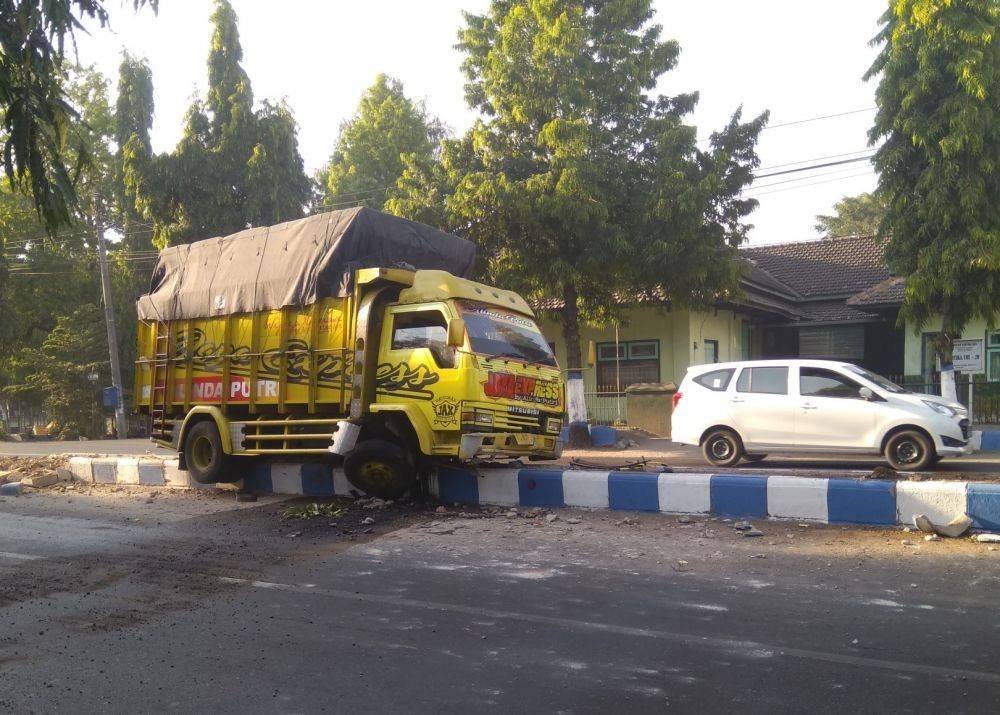 Sopir Mengantuk, Truk Pengangkut Buah Impor 'Gagahi' Median Jalan