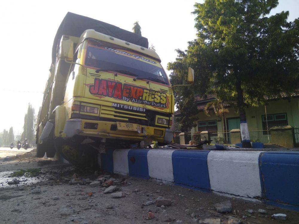 Sopir Mengantuk, Truk Pengangkut Buah Impor 'Gagahi' Median Jalan