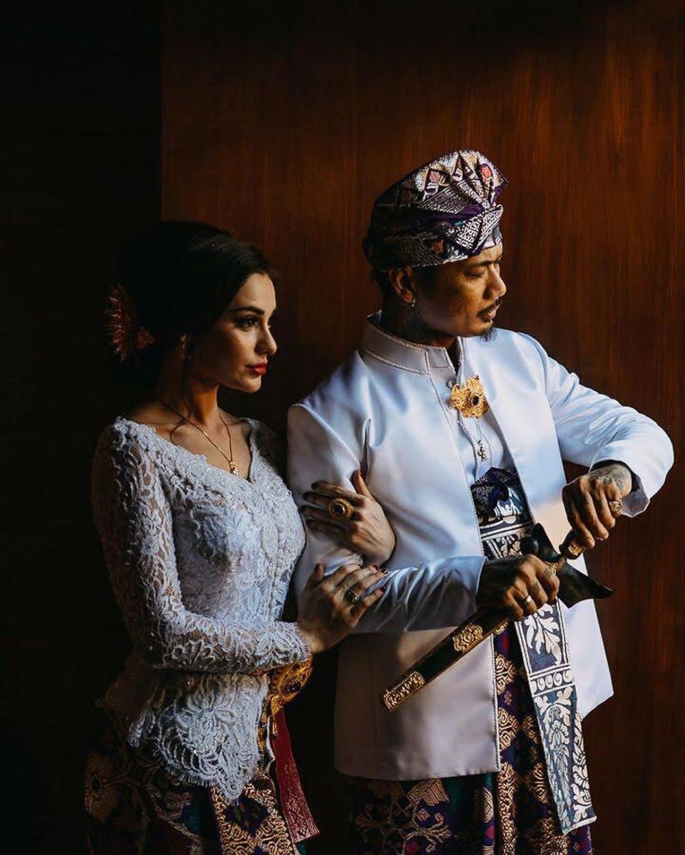 10 Potret Momen Pernikahan Jerinx dan Nora, Mesranya