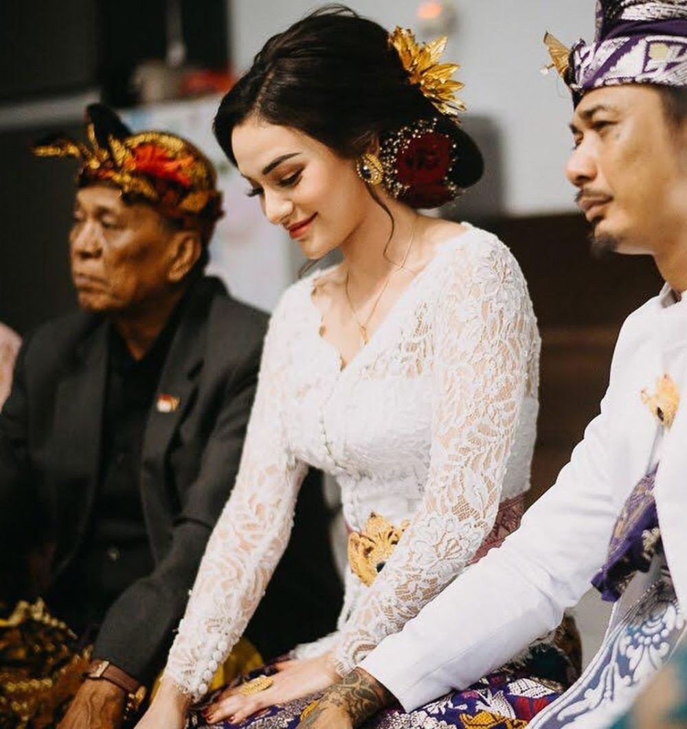 10 Potret Momen Pernikahan Jerinx dan Nora, Mesranya