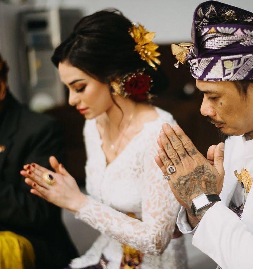 10 Potret Momen Pernikahan Jerinx dan Nora, Mesranya