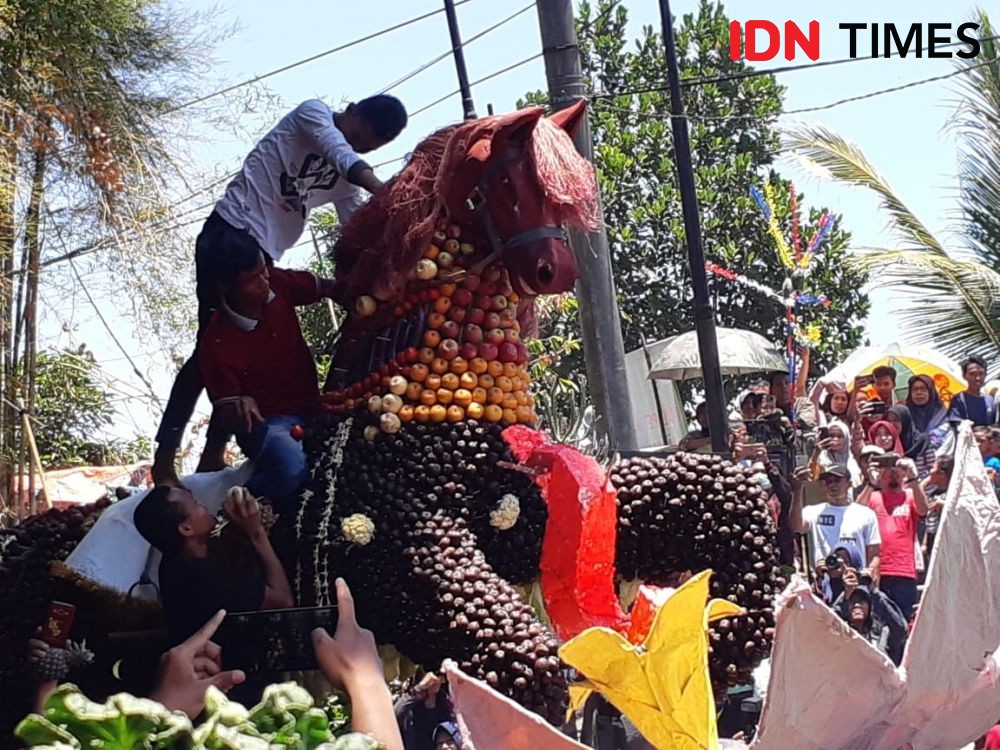 [FOTO] Unicorn, Naga, hingga Buaya Meriahkan Sedekah Bumi di Surabaya