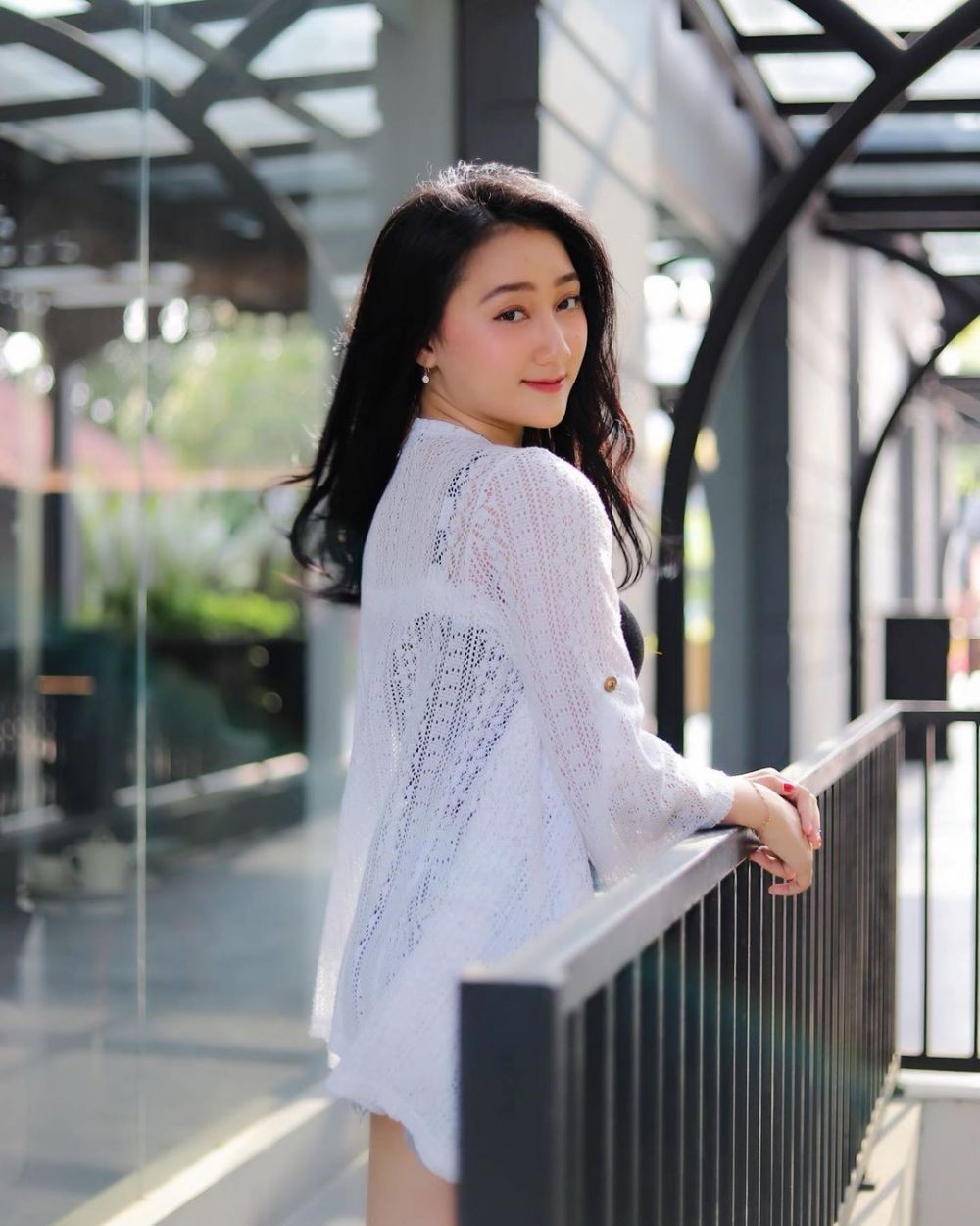10 Potret Terkini Sandrina 'IMB' yang Makin Glowing