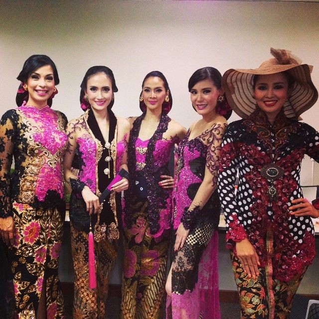 8 Inspirasi Kebaya Bak Putri Kerajaan ala Artika Sari Devi