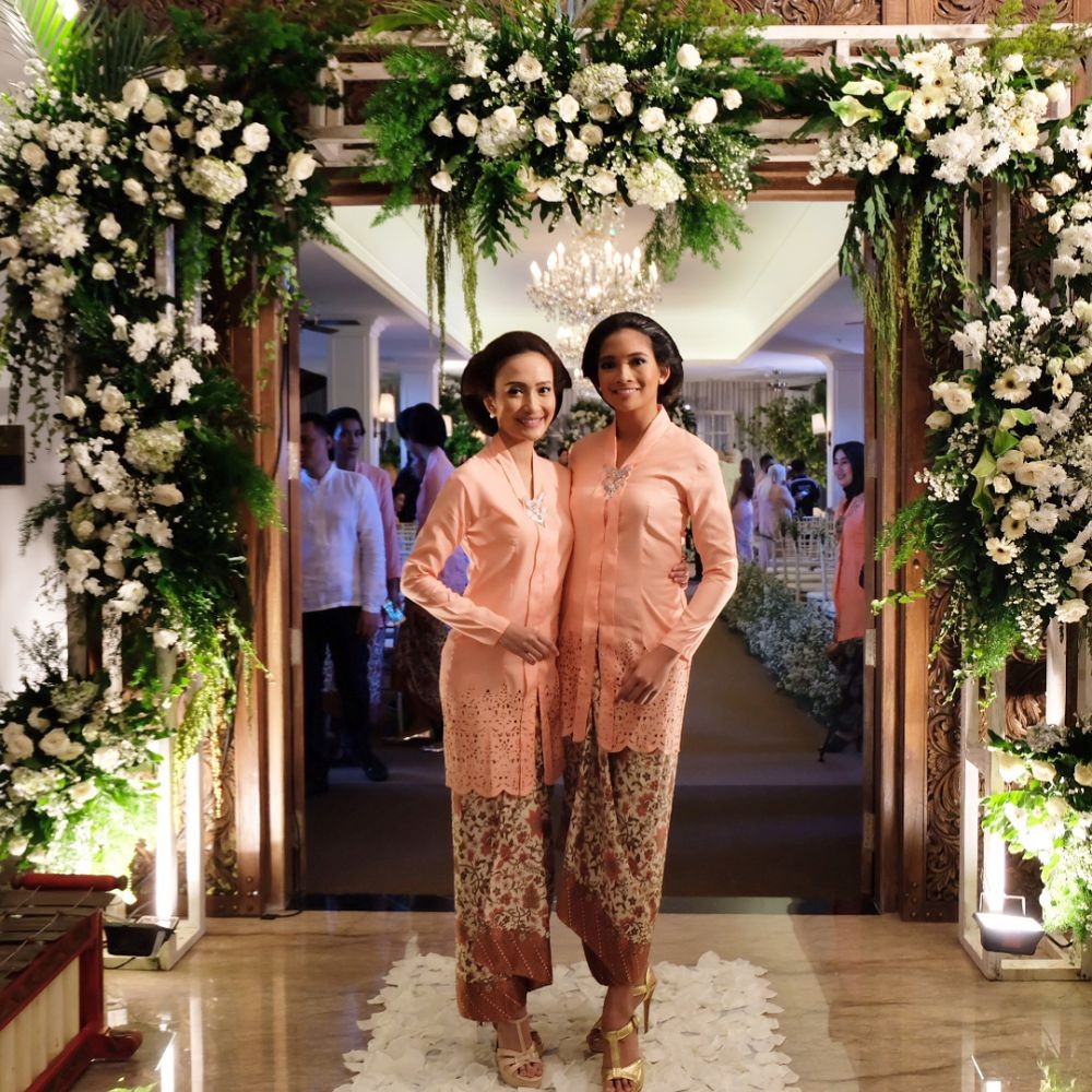 8 Inspirasi Kebaya Bak Putri Kerajaan ala Artika Sari Devi