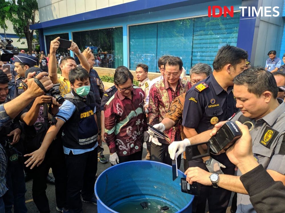 Ribuan iPhone X Series Direndam, Digilas, dan Dimusnahkan di Tangerang