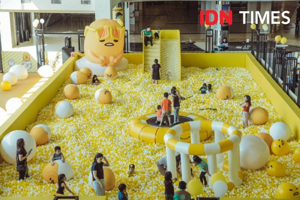 11 Potret Keseruan Mandi Bola Bertema Gudetama di Surabaya, Gemesin!