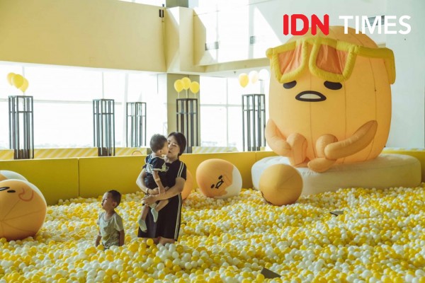 11 Potret Keseruan Mandi Bola Bertema Gudetama di Surabaya, Gemesin!