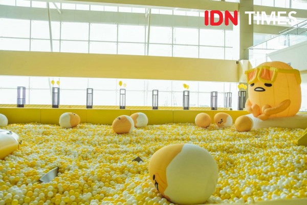 11 Potret Keseruan Mandi Bola Bertema Gudetama di Surabaya, Gemesin!