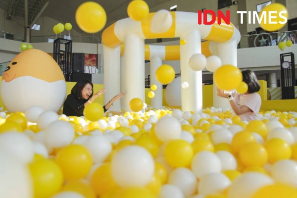 11 Potret Keseruan Mandi Bola Bertema Gudetama di Surabaya, Gemesin!