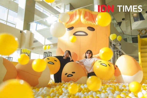 11 Potret Keseruan Mandi Bola Bertema Gudetama di Surabaya, Gemesin!