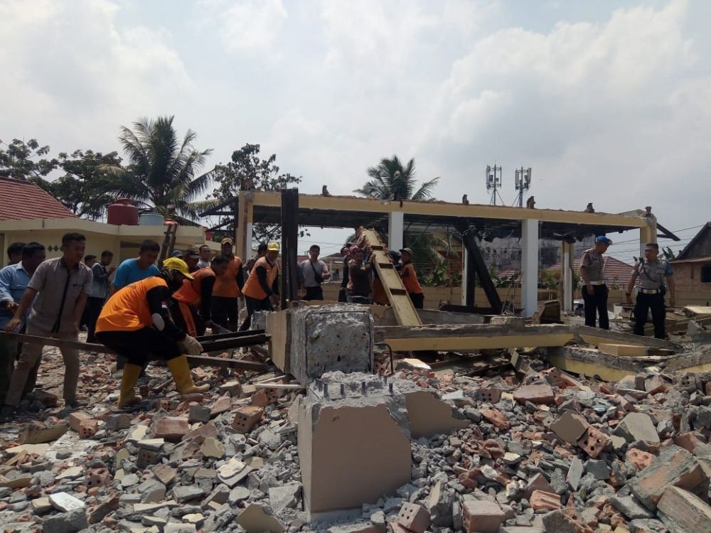 Buruh Bangunan Tewas saat Tiang Masjid Polresta Palembang Dirobohkan