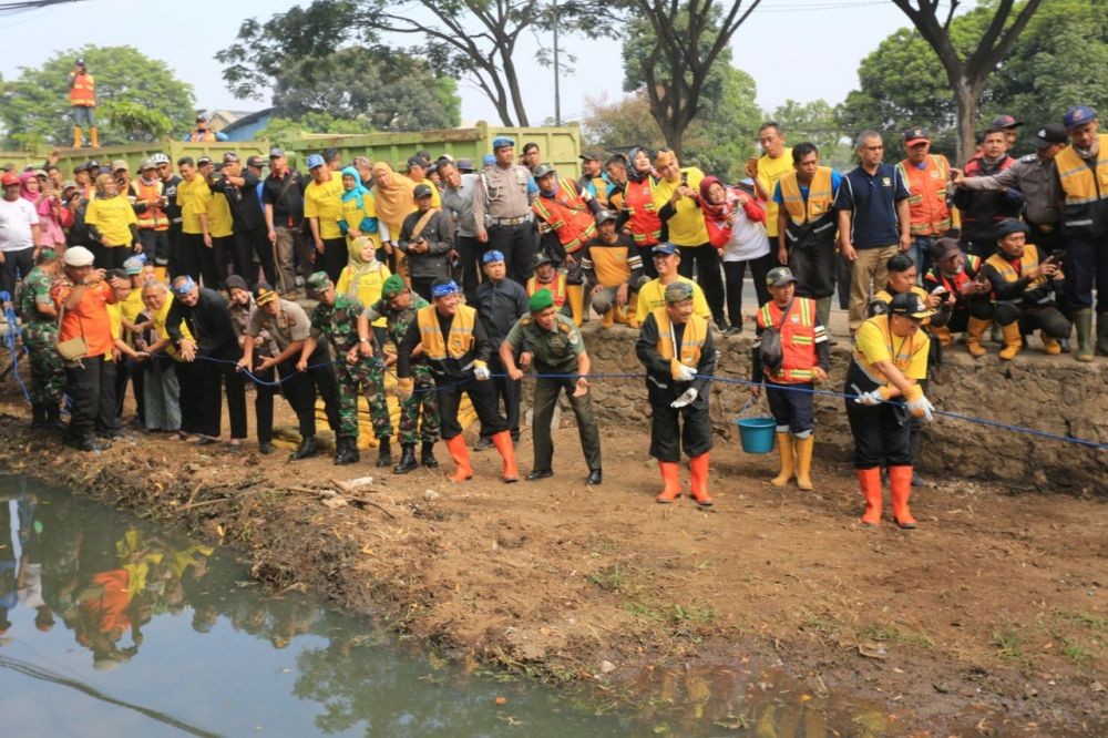 Antisipasi Banjir, Sedimentasi Sungai di Bandung Mulai Dibersihkan 