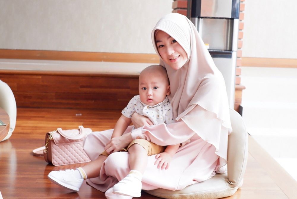 10 Potret Larissa Chou Momong Anak, Kayak Kakak-Adik Nih