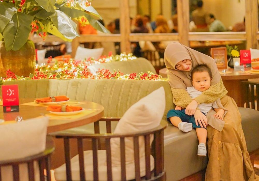 10 Potret Larissa Chou Momong Anak, Kayak Kakak-Adik Nih