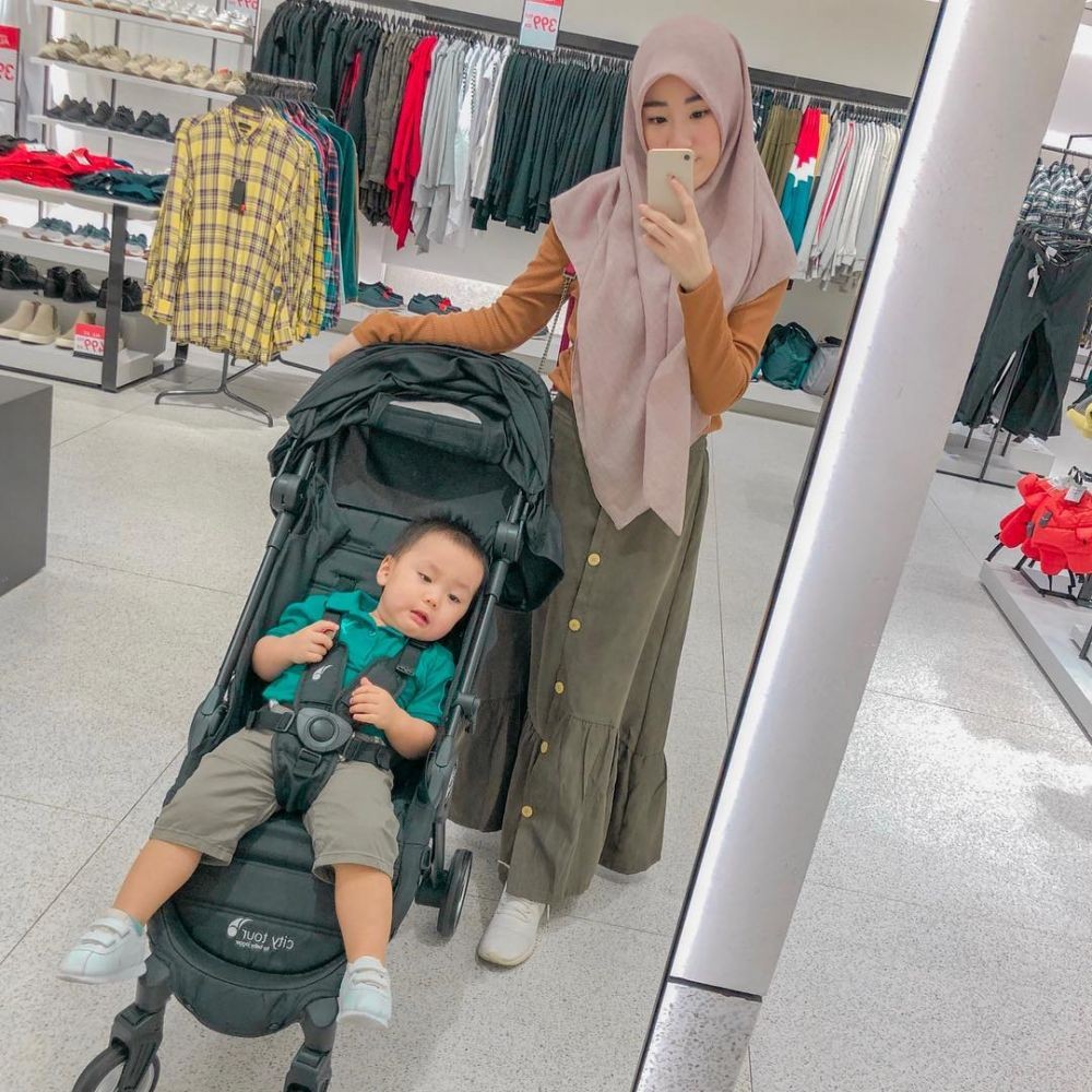 10 Potret Larissa Chou Momong Anak, Kayak Kakak-Adik Nih