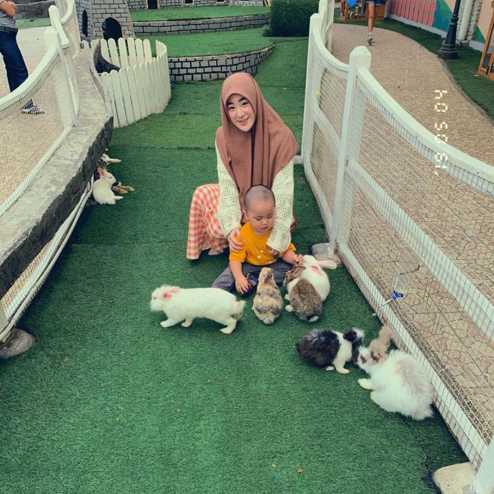 10 Potret Larissa Chou Momong Anak, Kayak Kakak-Adik Nih