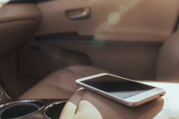 Bahaya, 5 Jenis Barang Ini Tak Boleh Ditinggalkan di Dalam Mobil!