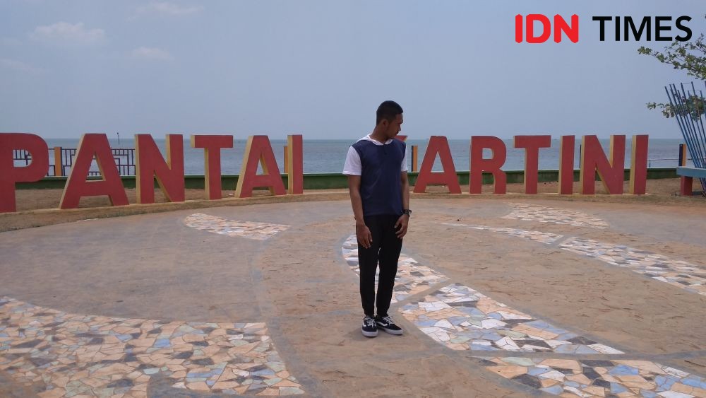 Wisatawan Manfaatkan Hari Tanpa Bayangkan di Pantai Kartini Jepara