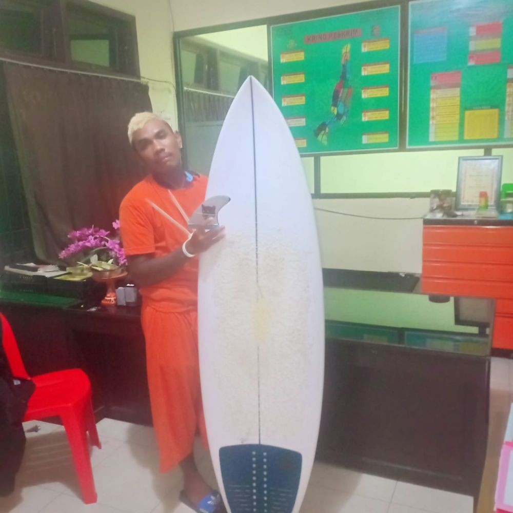 Tak Punya Uang, Iklas Curi Papan Surfing Senilai Rp7,5 Juta di Bali
