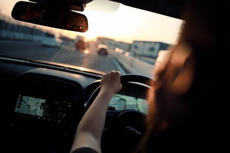 5 Alasan Mengapa Perempuan Harus Bisa Menyetir Mobil