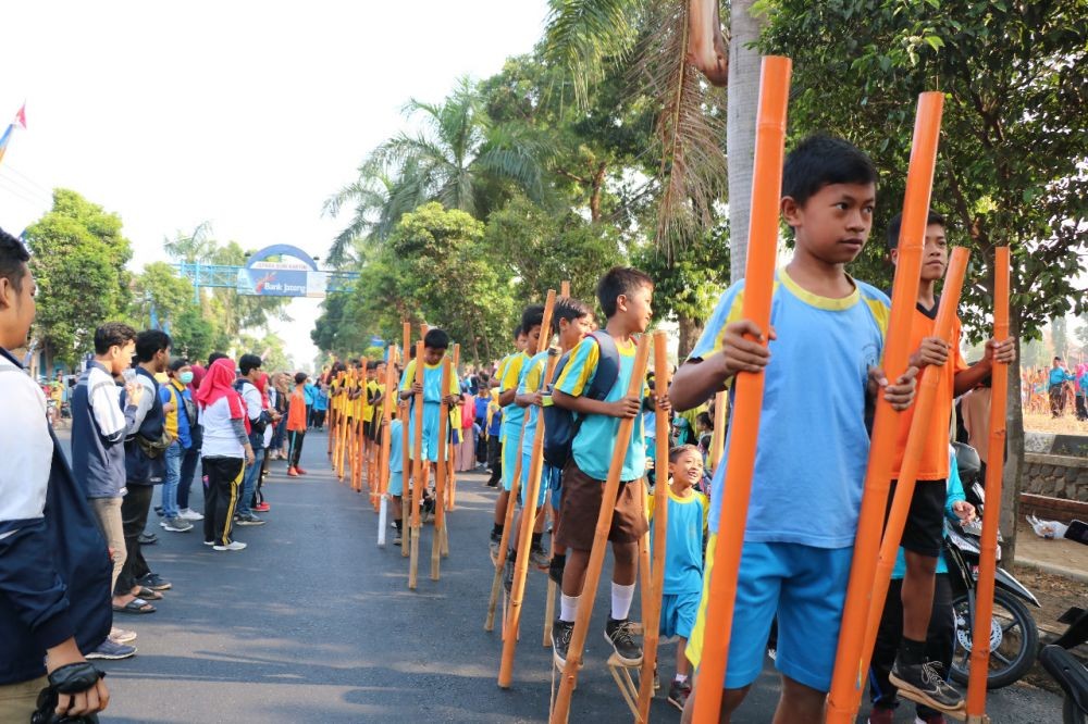 10 Permainan Tradisional yang Bisa Diajarkan pada Anak - Latar Belakang Permainan Dan Olahraga Tradisional