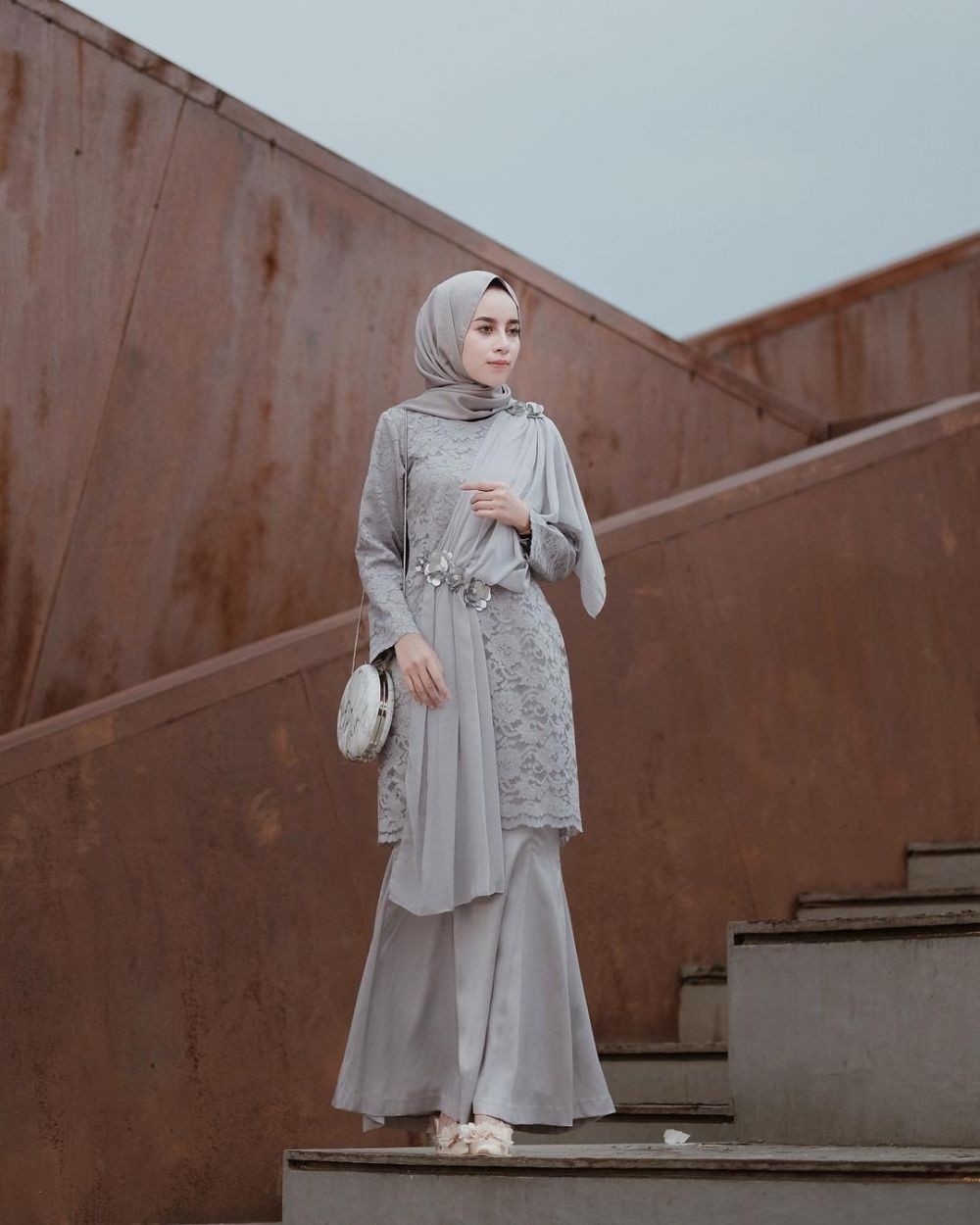 Ide Dress Berbahan Brokat dengan Hijab buat Kondangan
