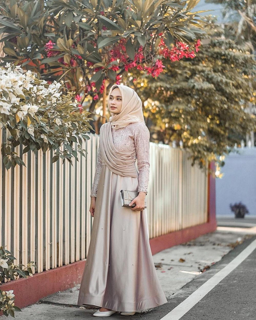 Kece Buat Kondangan Ide Dress Berbahan Satin Dengan Hijab