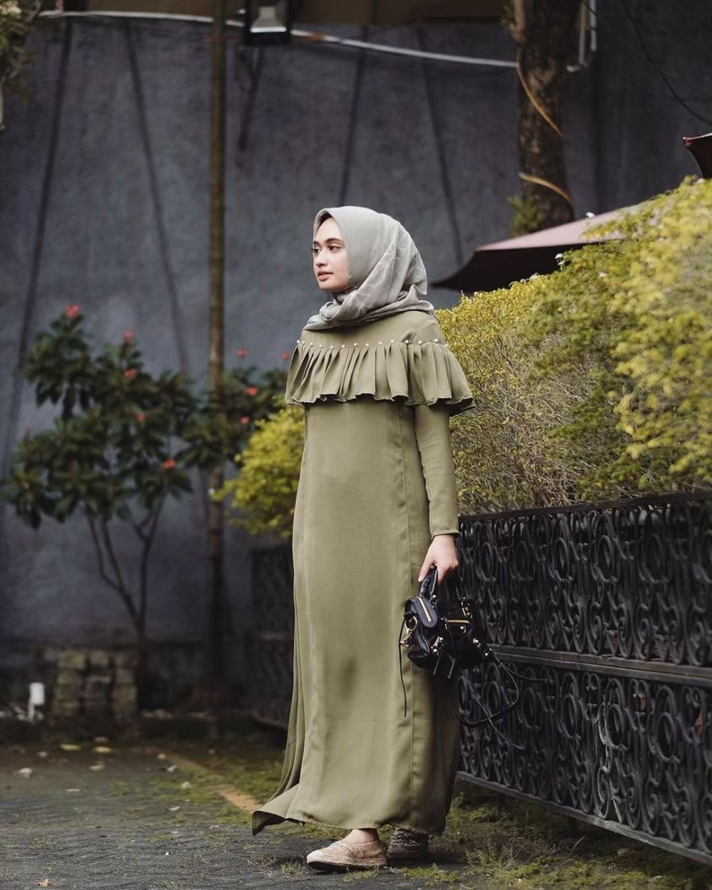 Ide Dress Berbahan Satin Dengan Hijab Buat Kondangan Jatuhnya Kece