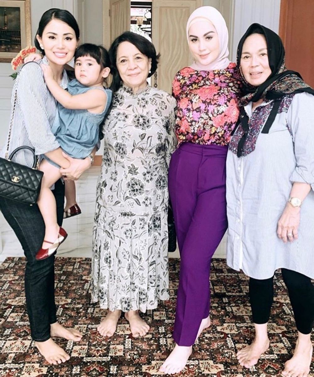 Anggun, 10 Potret Terkini Jennifer Dunn dalam Balutan Hijab