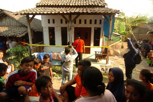 Polisi Bawa Benda-benda dari Rumah Pelaku Penusukan Wiranto di Brebes