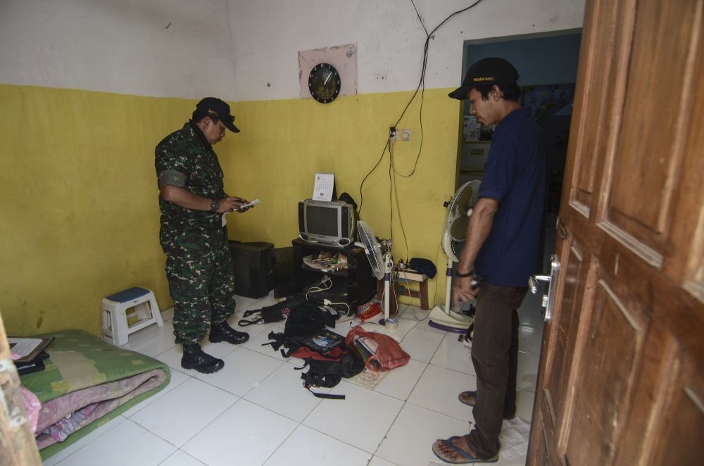 Polisi Bawa Benda-benda dari Rumah Pelaku Penusukan Wiranto di Brebes