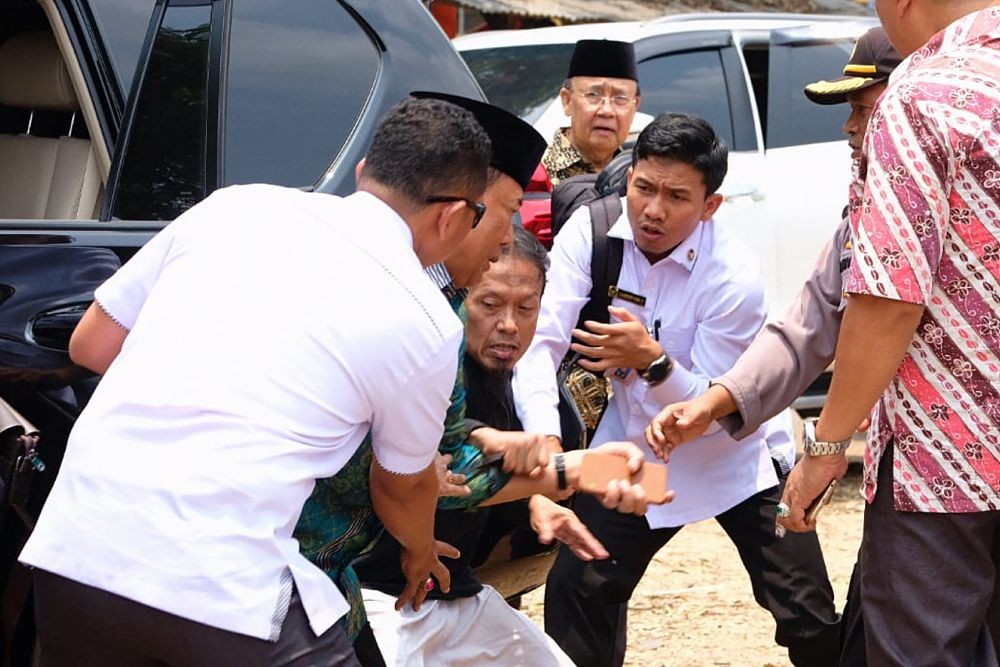 Polisi Bawa Benda-benda dari Rumah Pelaku Penusukan Wiranto di Brebes