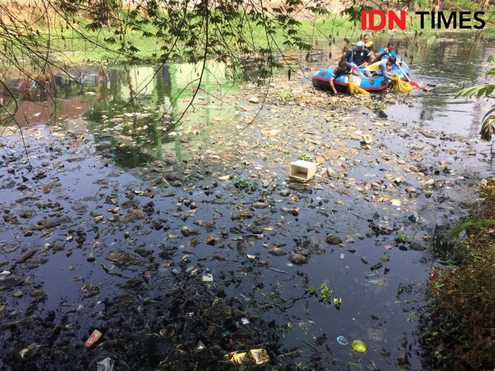 Malu Gak Sih! Banyak Sampah Plastik di Sungai Cipamokolan Kota Bandung
