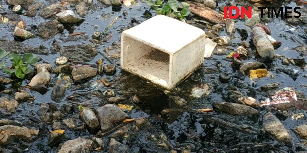 Malu Gak Sih! Banyak Sampah Plastik di Sungai Cipamokolan Kota Bandung