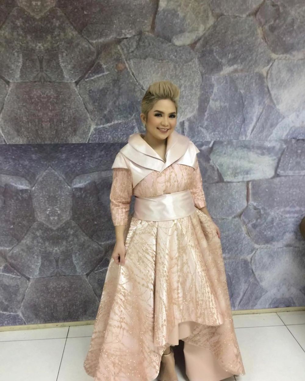 9 Potret Terbaru Joy Tobing, Juara Indonesian Idol Musim Pertama